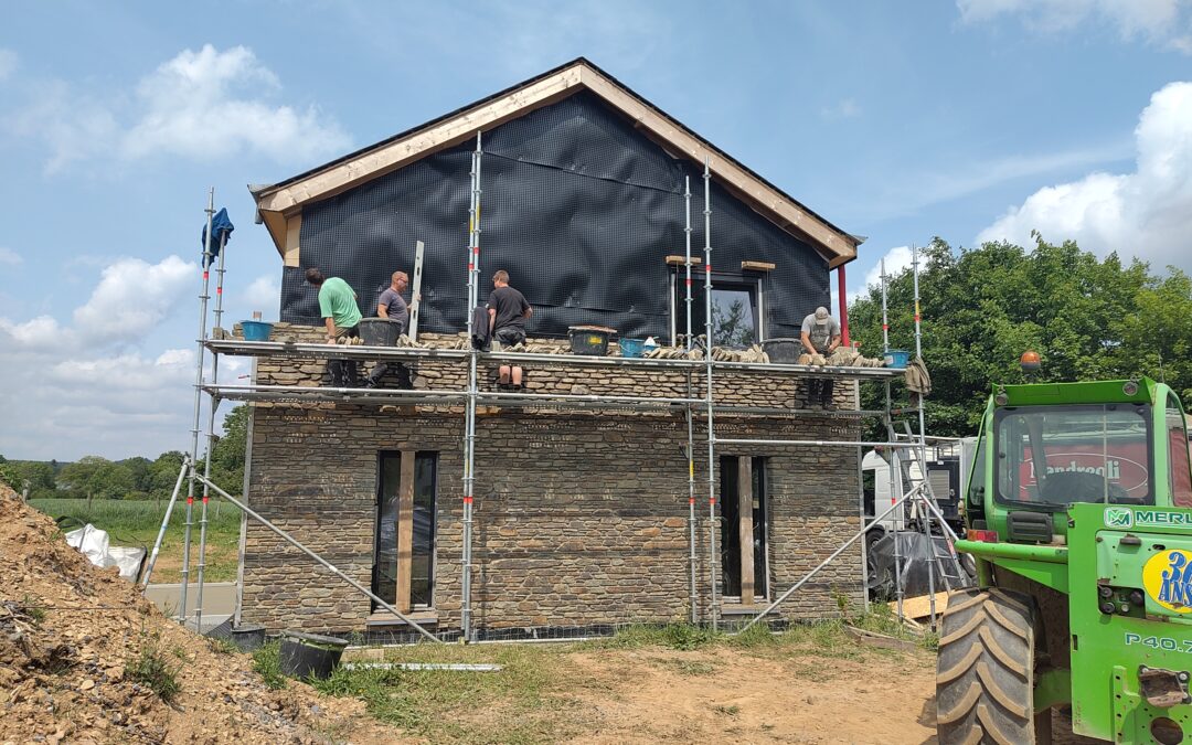 montage des murs en pierre locale